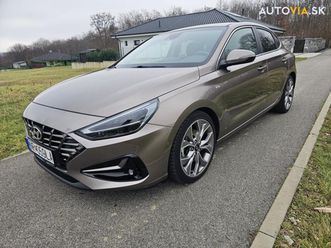hyundai i30 fastback sedan 117kw manuál za 16 800 €