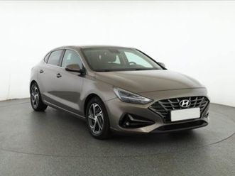 hyundai i30 fastback, 1.0 t-gdi, čr,2.maj, serv