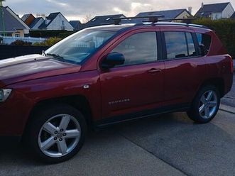 jeep couleur rouge bordeaux très bon état