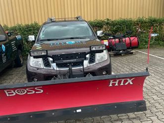 nissan navara 4x4 winterdienst mit schnee schild und streusalz