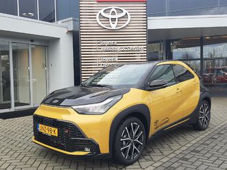 toyota aygo x hybrid 115 gr sport nieuw direct leverbaar jbl-audio stoelverw keyless park-sensoren lm-velgen ad-cruise draadloos-laden bi-tone