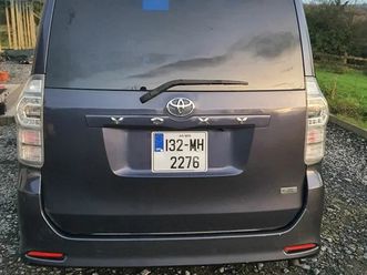 toyota voxy 2013