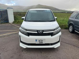 toyota voxy 2014 2 lt petrol 8 seats