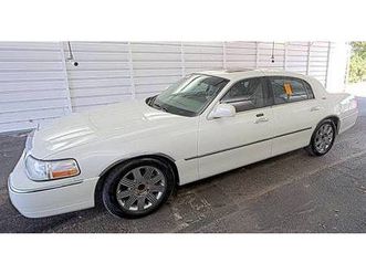2005 lincoln town car signature limited - $2995 cash