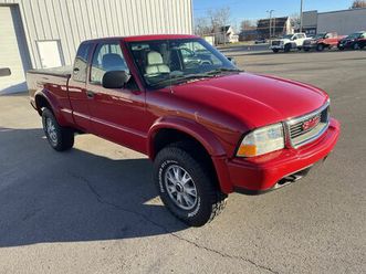 2002 gmc sonoma sls extended-cab 4x4 pickup with zr2 package