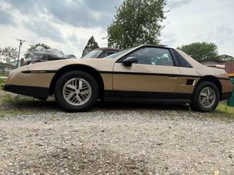 1986 pontiac (fiero) v 6, 4 speed (price drop !!)