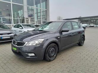 kia cee'd 1.4 lx exclusive magyarországi. vezetett szevizkönyv. 163e km
