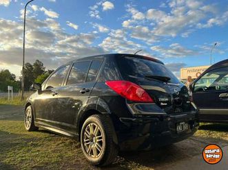 excelente nissan tiida 2011