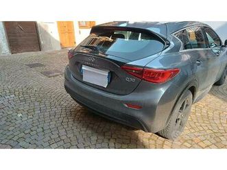 auto infiniti q30 benzina