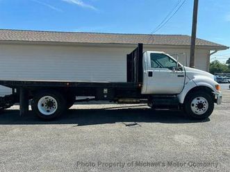 1 owner - 4k tommy gate - 17ft x 8ft flat bed truck