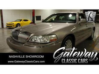 used 2003 lincoln town car executive