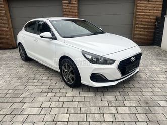 hyundai i30 fastback 1.0 t-gdi comfort szervizkönyv. friss műszaki. tolatókamera!