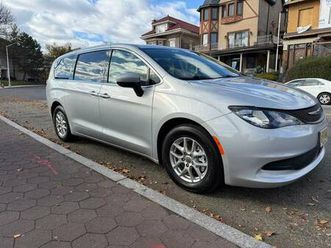 2022 chrysler voyager lx van 4d