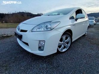 toyota prius 1.8hse hybrid vyhrev sedadel