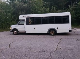 2013 ford econoline e450 super duty cutaway van - only 42,000km