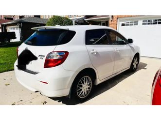 2009 toyota matrix xr -white-semi suv