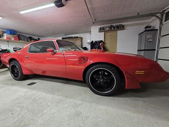 pontiac firebird trans am rouge de 1979. moteur 6.6