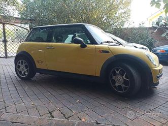 auto mini one diesel gialla e nera