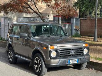 lada niva 2019 perfetta. clima e gancio traino.