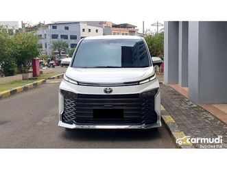 2023 toyota voxy 2.0 (premium color) mpv like new low km record