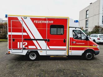 mercedes-benz rettungswagen der feuerwehr auf sprinter