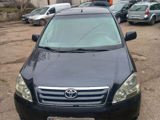 toyota avensis verso an. 2003