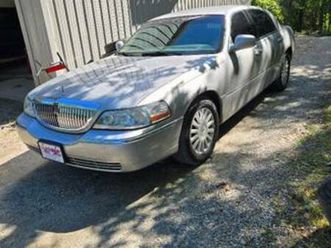 2005 lincoln town car signature
