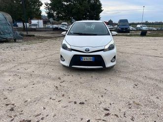 toyota yaris 1.5 hybrid 5 porte lounge