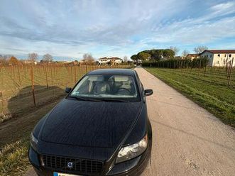 la macchina è a tutta velocità