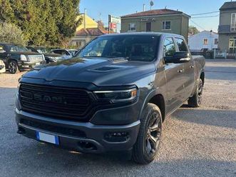 ram 1500 limited night edition 5.7 - autocarro de
