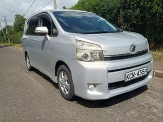 toyota voxy - 2010