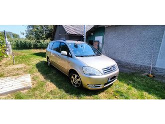 toyota avensis verso an. 2002