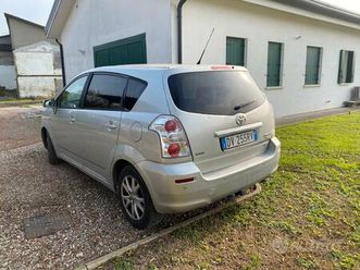 toyota avensis monovolume