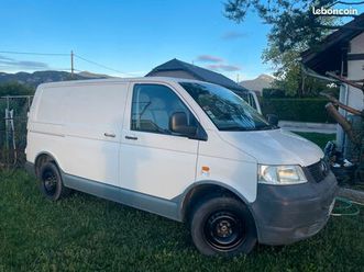 vends volkswagen t5, 2,5l tdi - 130ch de 2004 aménagé - 299 600 km - 3 places à l'avant homologuée