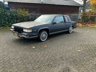 voiture classique cadillac de ville coupé 1987