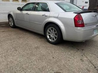 clean 2005 chrysler 300