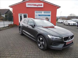 volvo v60 2,0 b4 cross country awd dph krásné kombi - kombi nafta