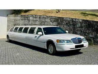 lincoln town car limousine