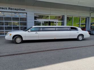 limousine lincoln town car