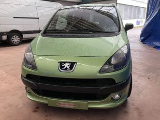 peugeot 1007, der mit den elektrischen schiebetüren