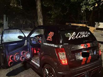 wrap in carbonio forgiato con dettagli rossi