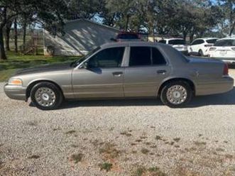 one owner 2004 ford crown victoria