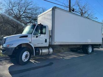 2018 international durastar 4300 26’ box truck with liftgate