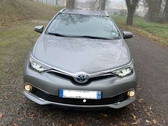 auris touring sports hybride 136h design business