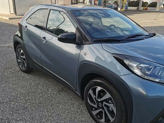 aygo x versione trend con verniciatura persian salt & black