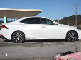 lexus is 2.5 300h executive parking
