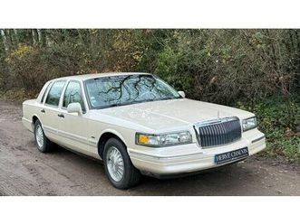 1996 lincoln town car beige automatique, 3 vitesses condu...