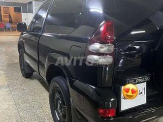 voiture 2 portes noire en bon état