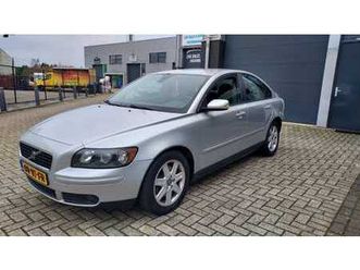 volvo s40 - 2.4i 5 cilinder met nieuwe apk en 4 nieuwe all-seasons