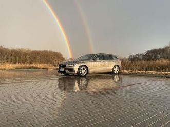 volvo v60 2.0 d [d3] momentum geartronic szervízkönyv. garázsban tartott. hibátlan állapot